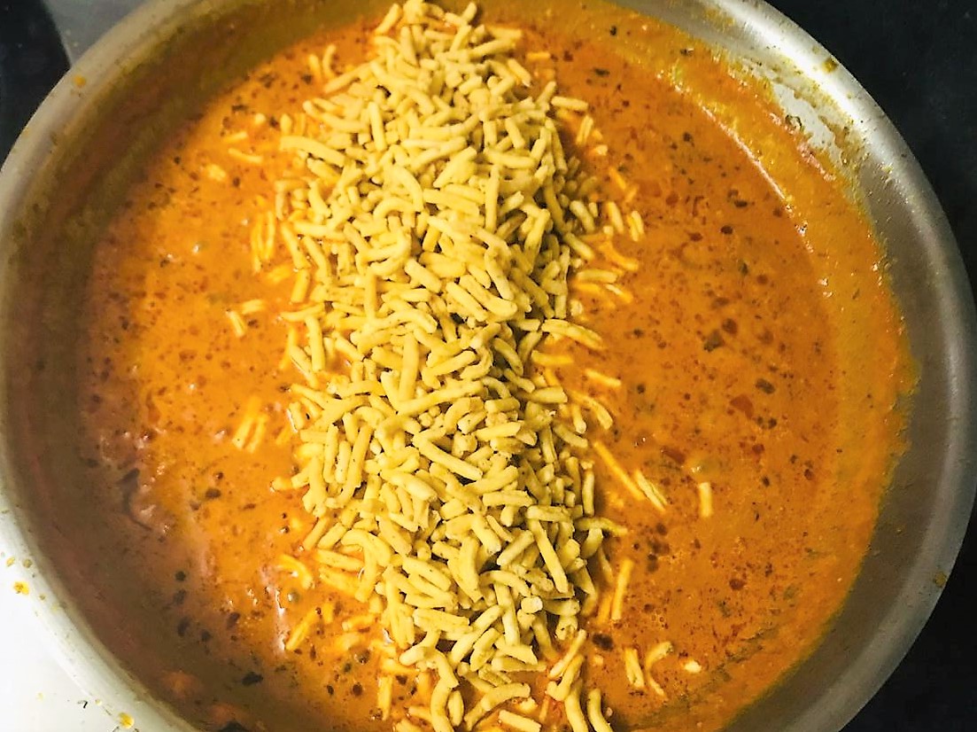 Kathiyawadi Sev Tameta Nu Shaak Recipe