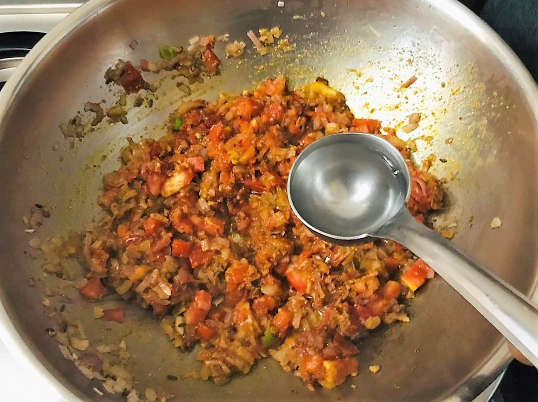 Kathiyawadi Lasaniya Batata Recipe