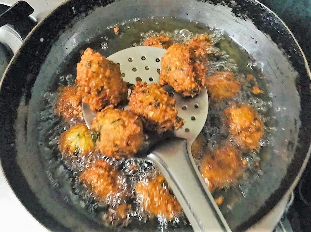 Gujarati Dal Vada Recipe (Moong Dal Vada)