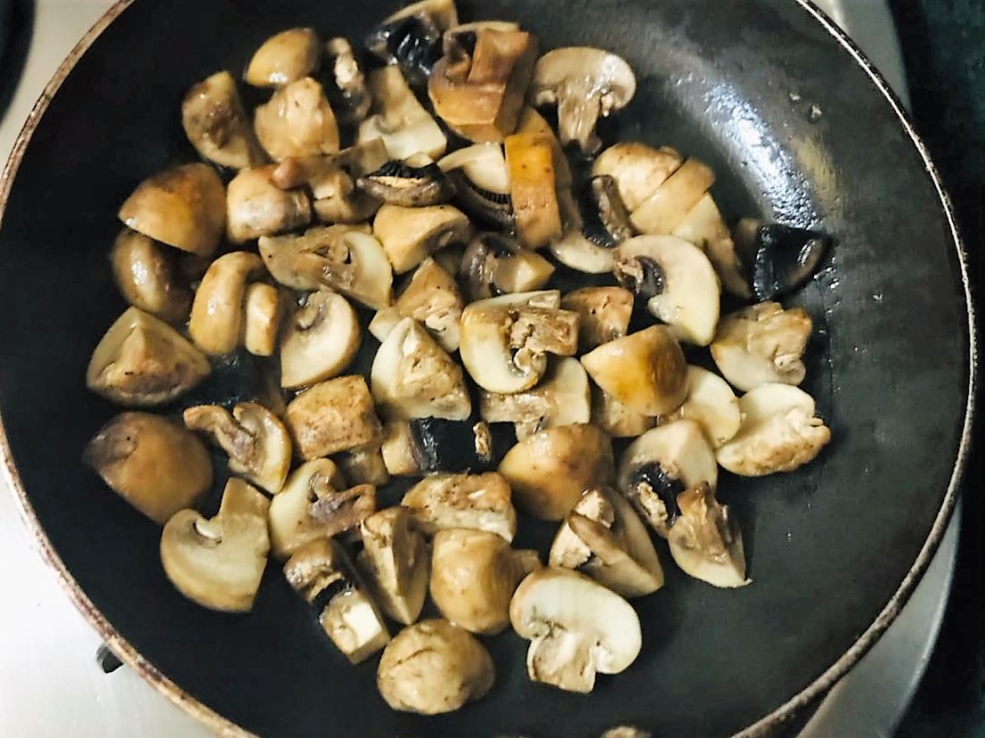 Kothimbir Matar Mushroom Recipe