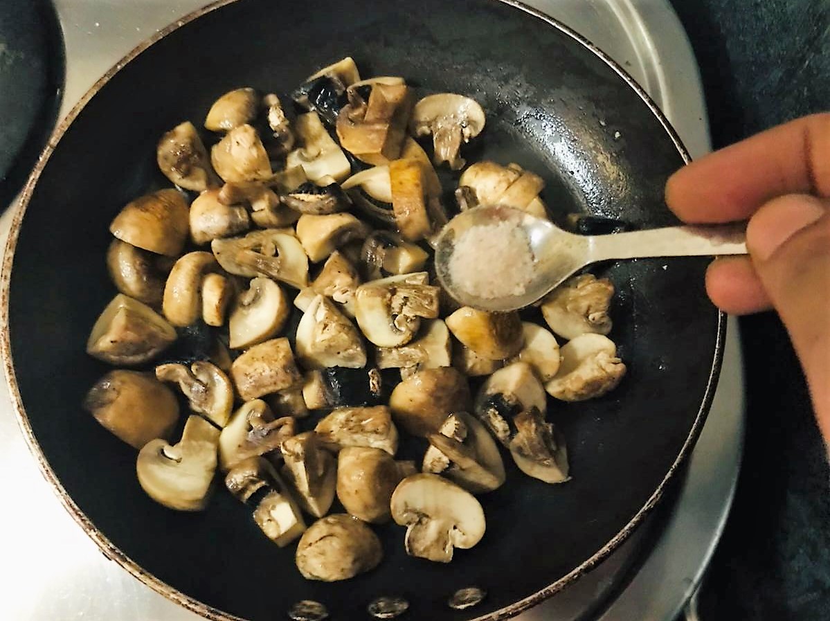 Kothimbir Matar Mushroom Recipe