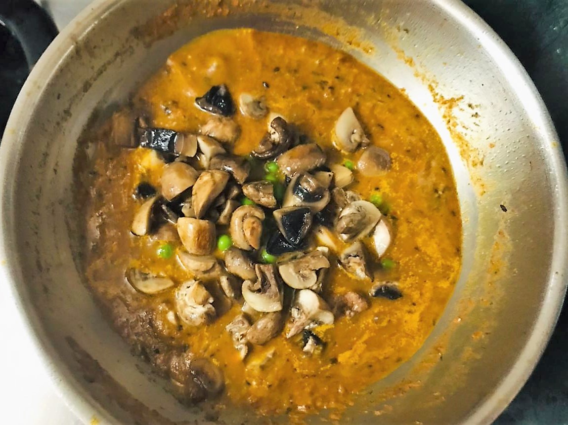 Kothimbir Matar Mushroom Recipe