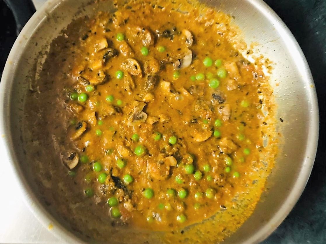 Kothimbir Matar Mushroom Recipe