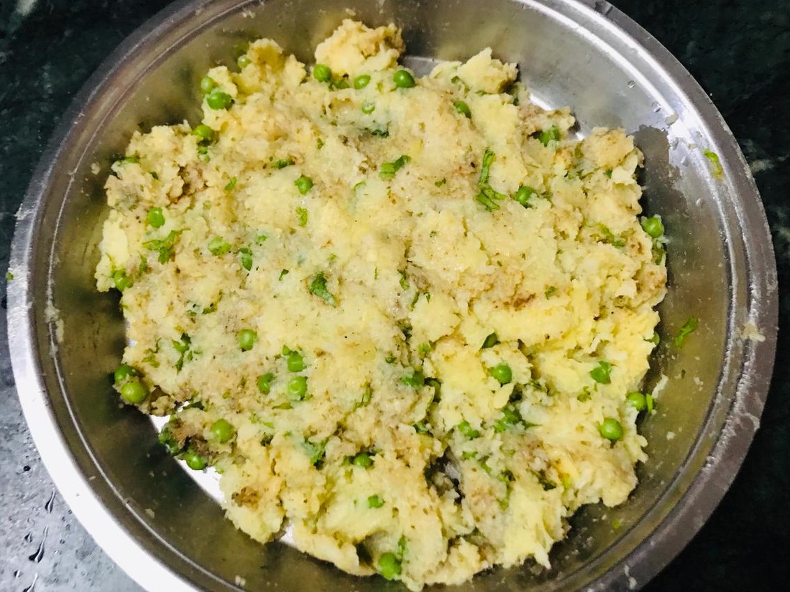 Quick Aloo Matar Tikki Chaat Recipe (Potato and Peas Croquettes)