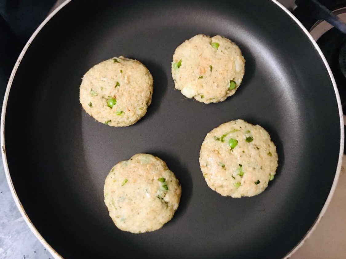 Quick Aloo Matar Tikki Chaat Recipe (Potato and Peas Croquettes)