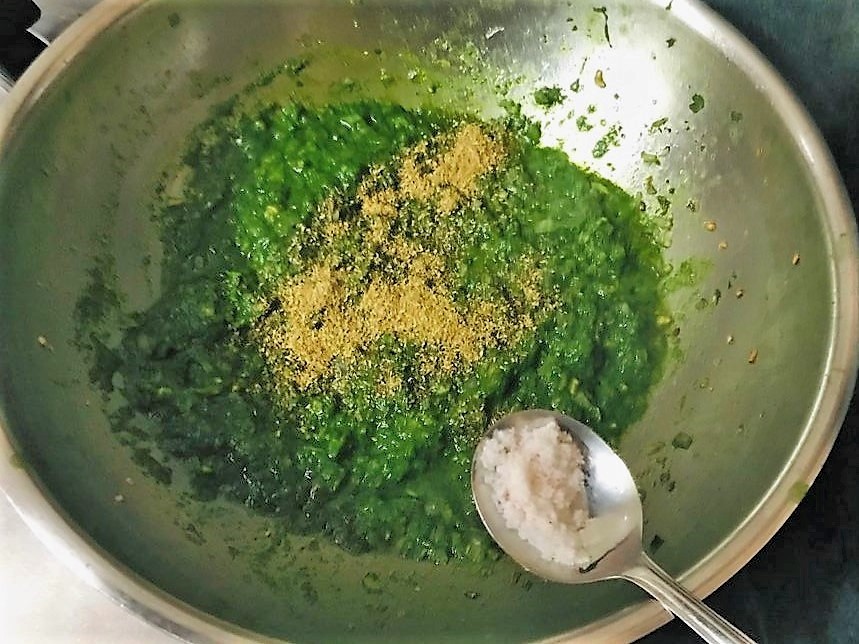 Lahsuni Palak Khichdi Recipe (Garlic Spinach Khichdi)