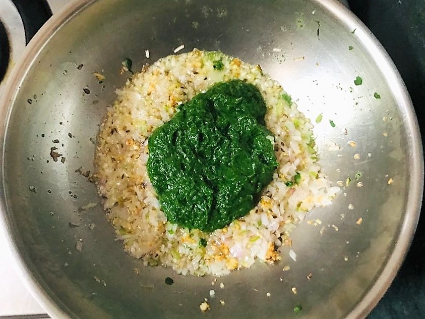 Lahsuni Palak Khichdi Recipe (Garlic Spinach Khichdi)