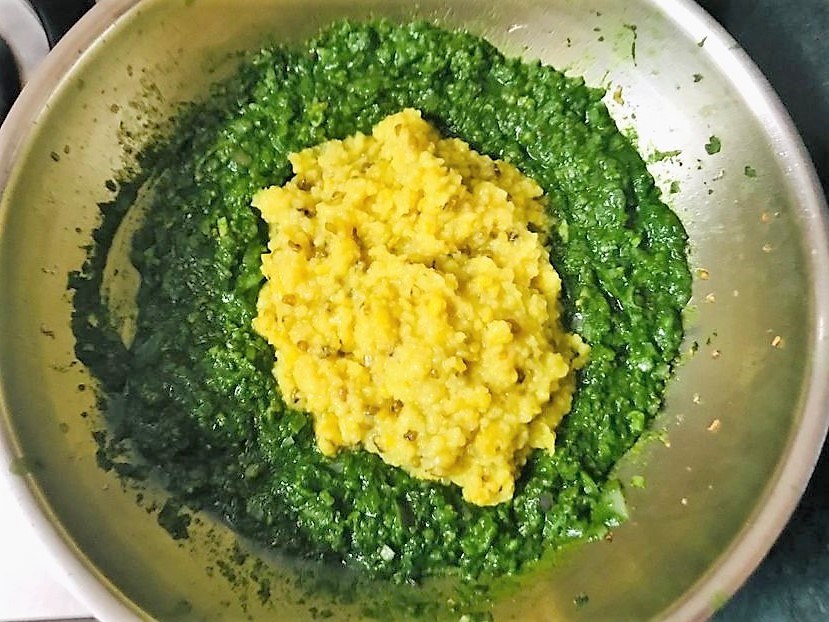 Lahsuni Palak Khichdi Recipe (Garlic Spinach Khichdi)