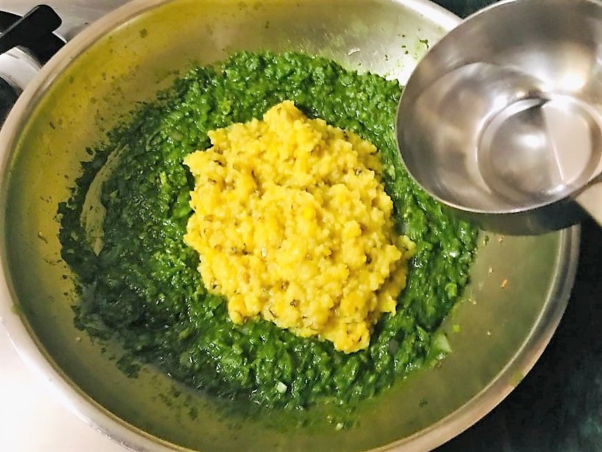 Lahsuni Palak Khichdi Recipe (Garlic Spinach Khichdi)