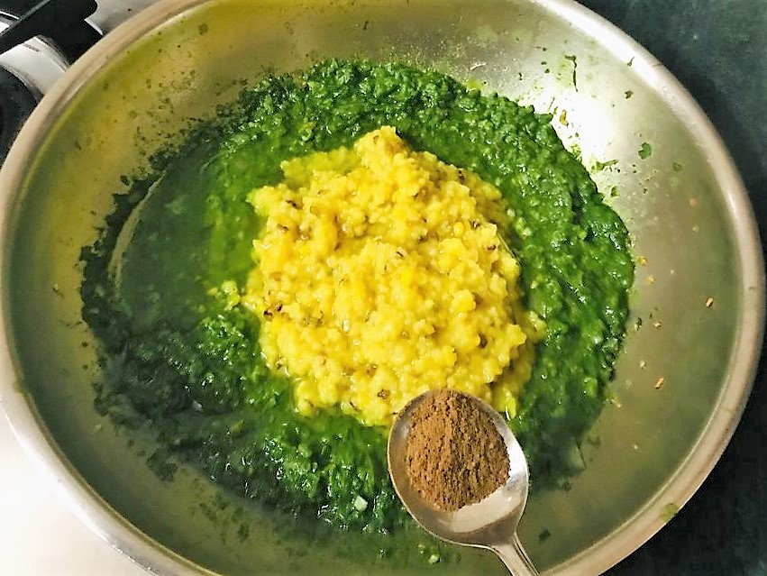 Lahsuni Palak Khichdi Recipe (Garlic Spinach Khichdi)