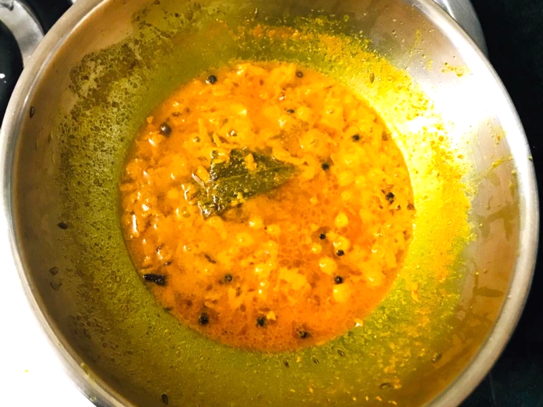 Rajasthani Kachhi Haldi Matar Sabzin Recipe (Green Peas Turmeric Curry)