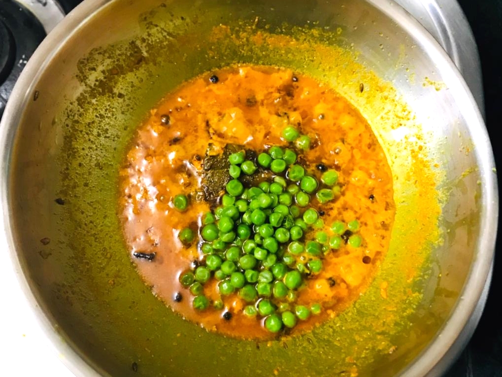 Rajasthani Kachhi Haldi Matar Sabzin Recipe (Green Peas Turmeric Curry)