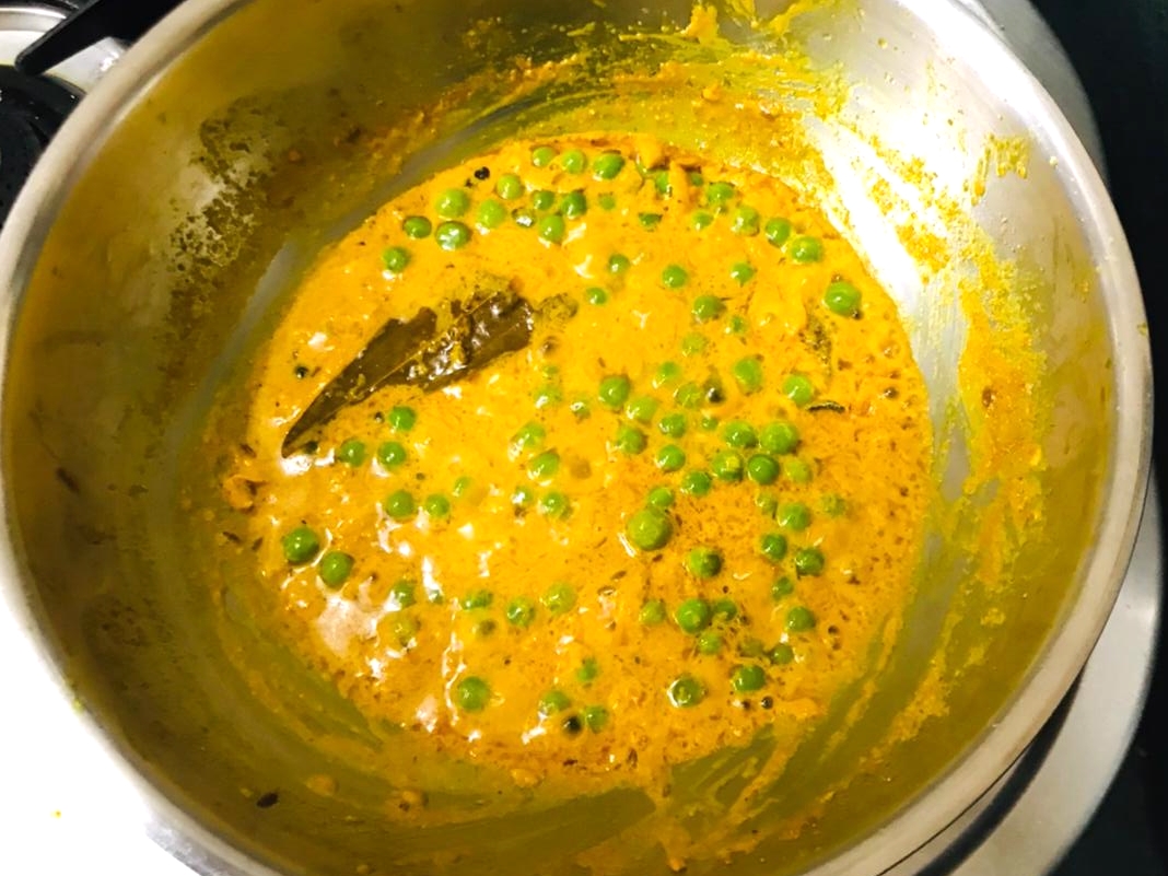 Rajasthani Kachhi Haldi Matar Sabzin Recipe (Green Peas Turmeric Curry)