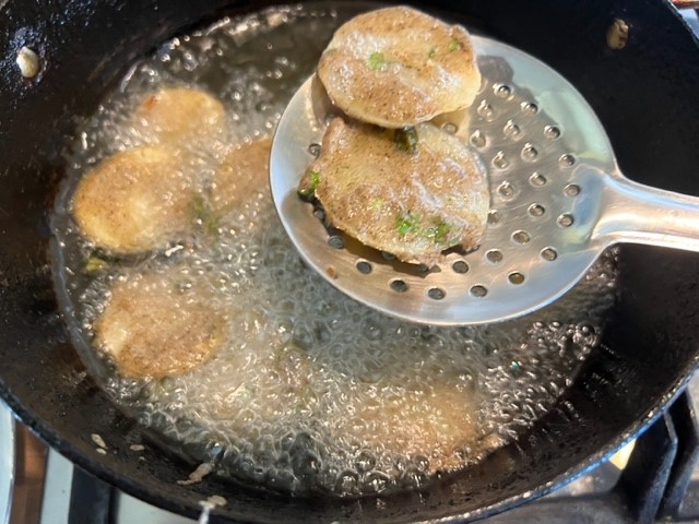 Sliced Aloo Kuttu Pakora Recipe