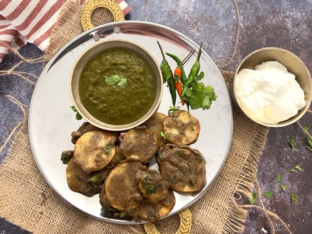 Sliced Aloo Kuttu Pakora Recipe